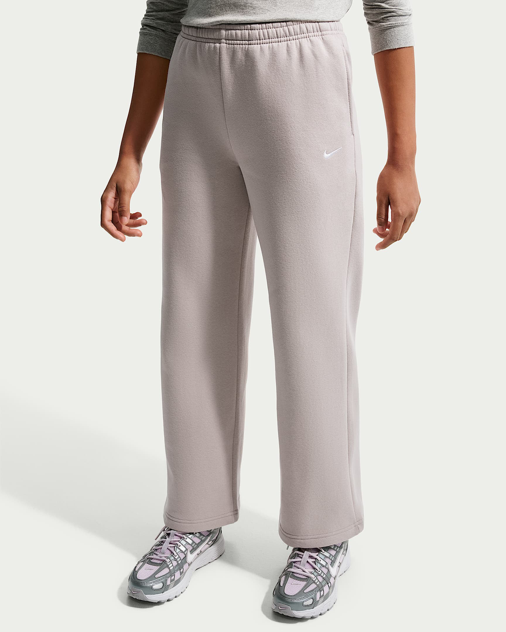 Nike Sportswear Studio Fleece Hose mit offenem Saum (Mädchen)