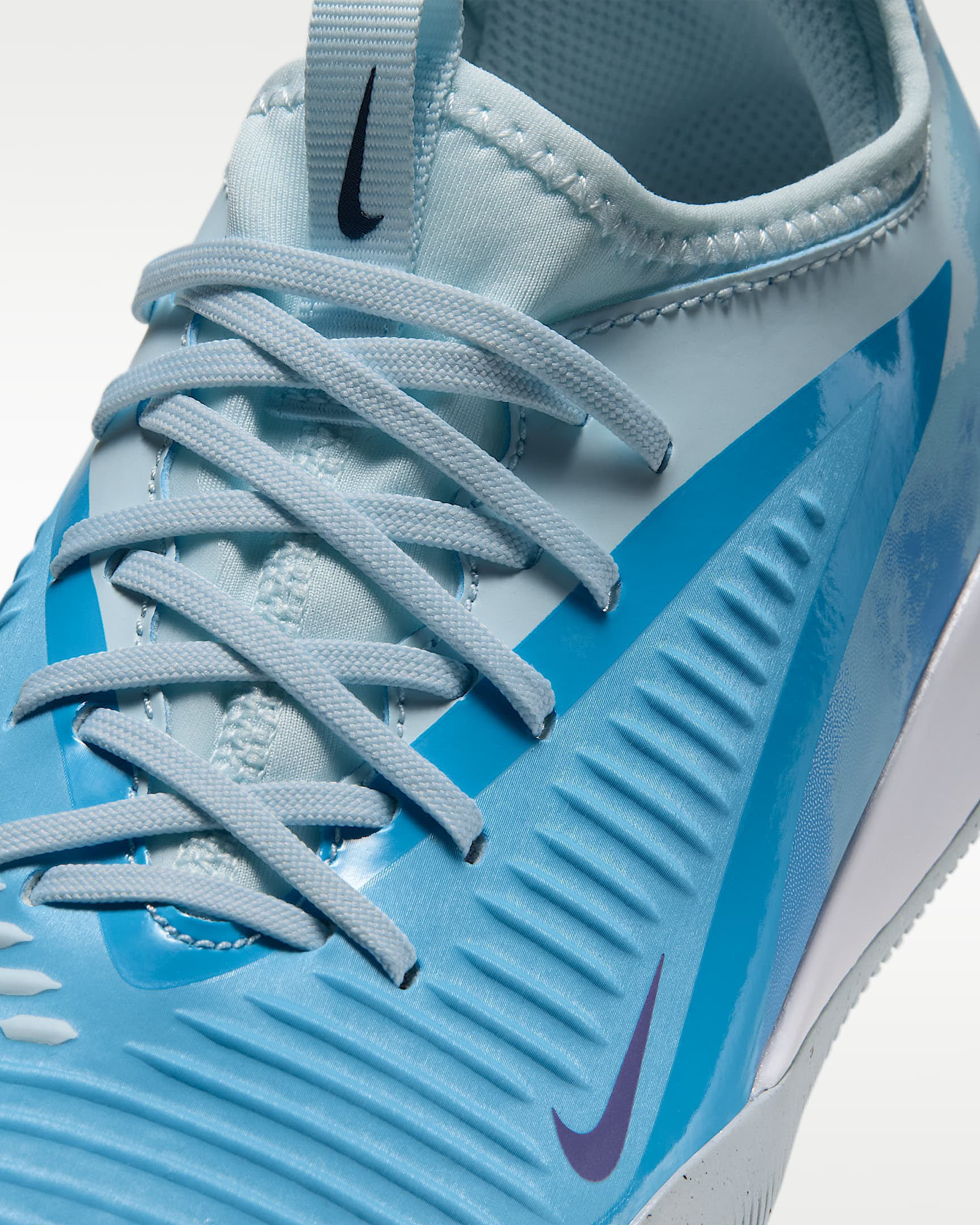 Nike Jr. Phantom 6 Low Academy "Erling Haaland" Fußballschuh für Hallen- und Hartplätze (ältere Kind