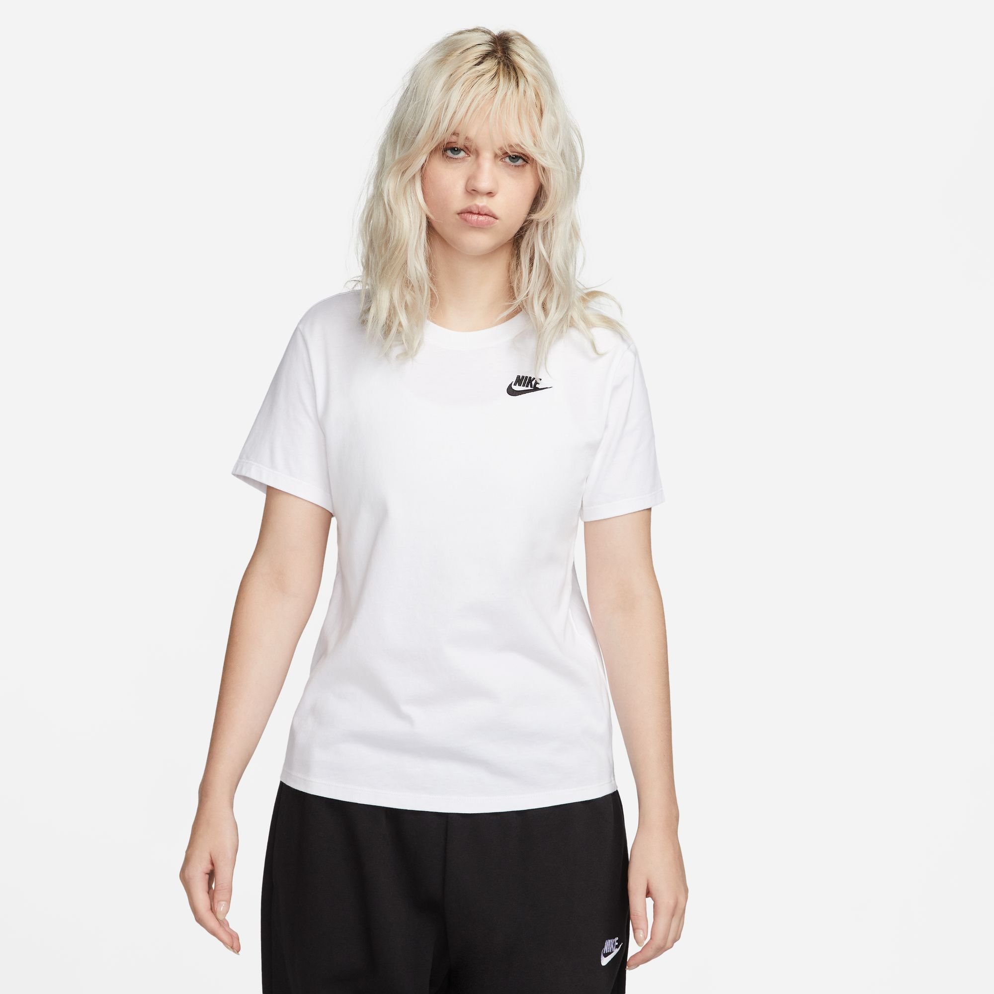 Nike Sportswear Club Essentials Damen-T-Shirt