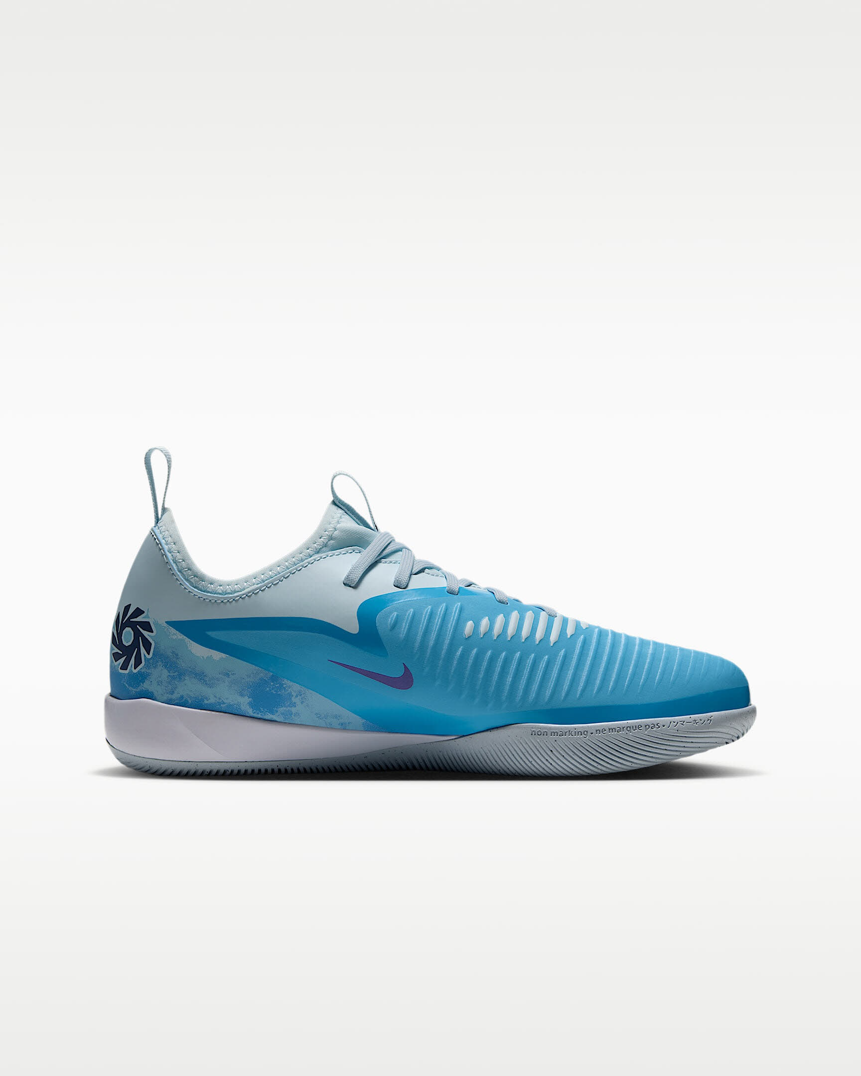 Nike Jr. Phantom 6 Low Academy "Erling Haaland" Fußballschuh für Hallen- und Hartplätze (ältere Kind