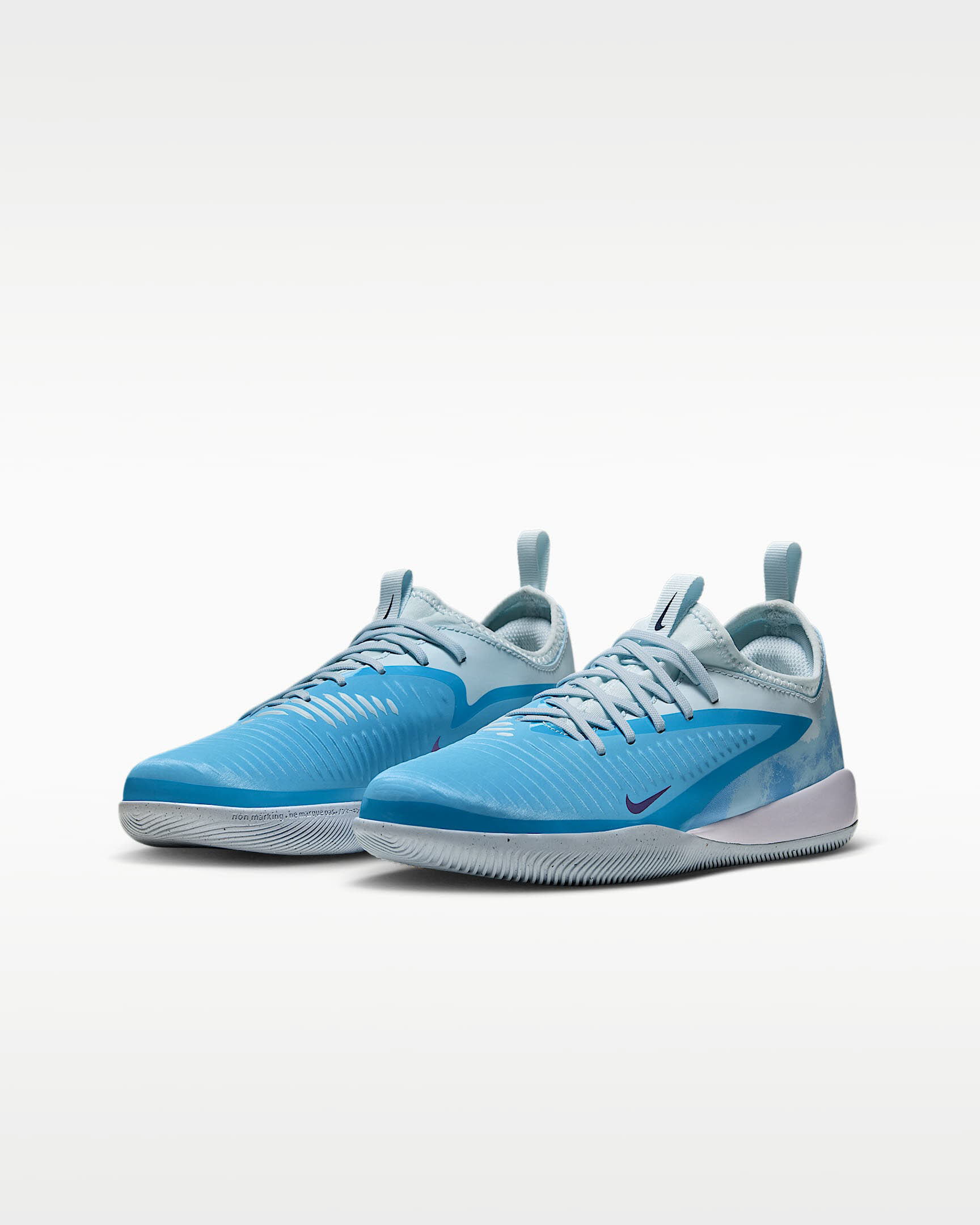 Nike Jr. Phantom 6 Low Academy "Erling Haaland" Fußballschuh für Hallen- und Hartplätze (ältere Kind