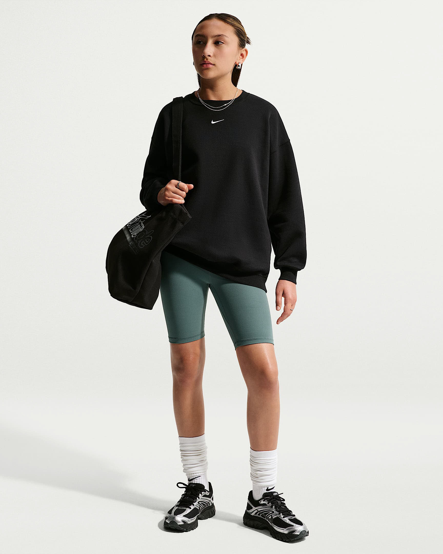 Nike Sportswear Studio Oversize-Sweatshirt mit Rundhalsausschnitt für ältere Kinder (Mädchen)