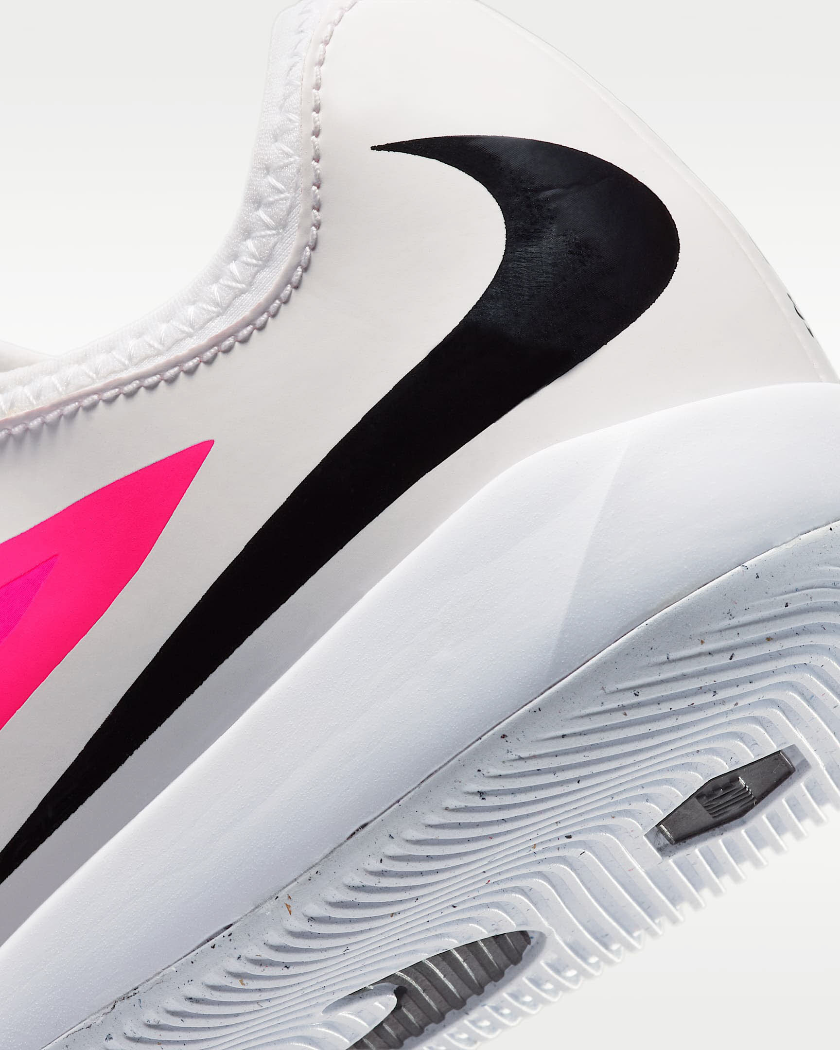 Nike Jr. Phantom 6 Low Academy Fußballschuh für Hallen- und Hartplätze (ältere Kinder)