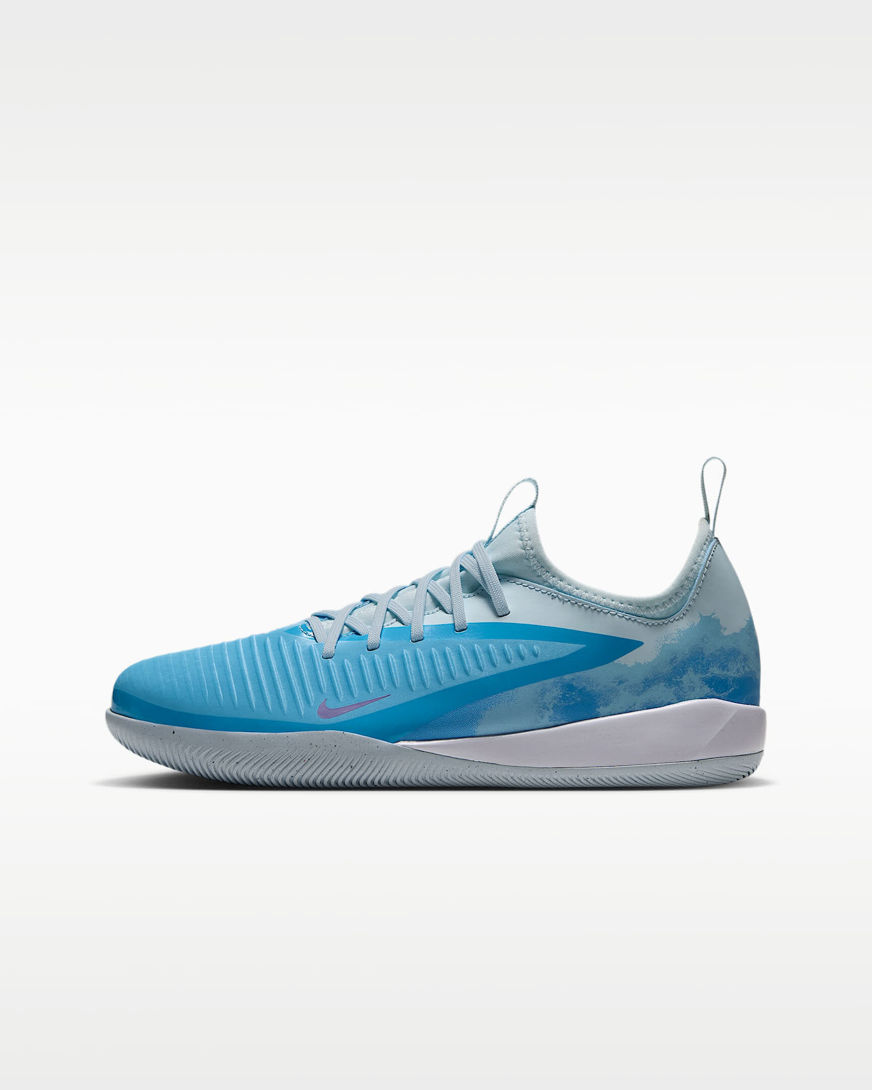 Nike Jr. Phantom 6 Low Academy "Erling Haaland" Fußballschuh für Hallen- und Hartplätze (ältere Kind