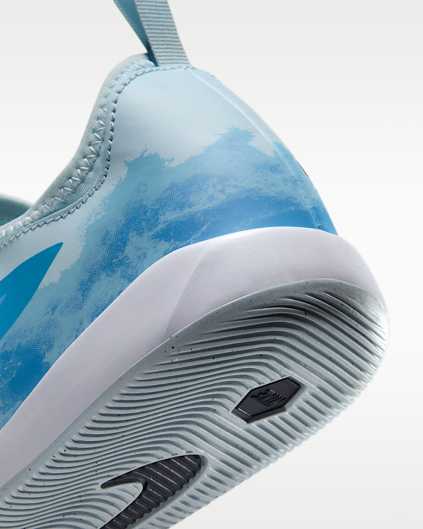 Nike Jr. Phantom 6 Low Academy "Erling Haaland" Fußballschuh für Hallen- und Hartplätze (ältere Kind