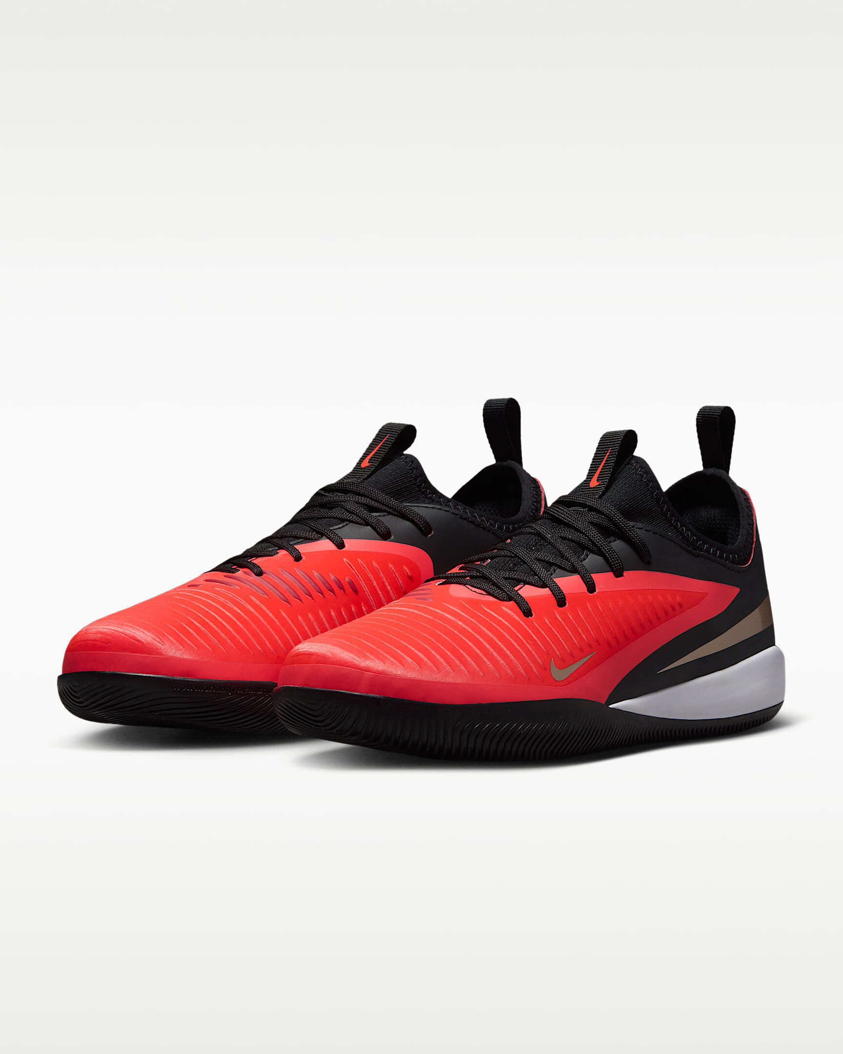Nike Jr. Phantom 6 Low Academy Fußballschuh für Hallen- und Hartplätze für ältere Kinder